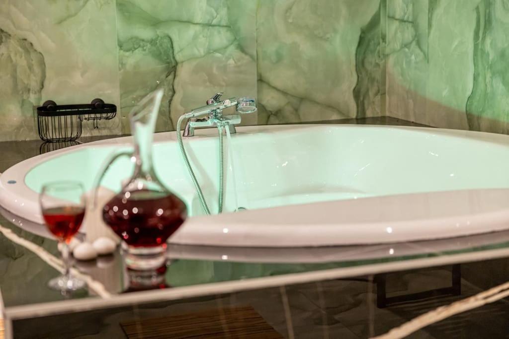 Smaragdi Luxury Jacuzzi Apartment Noho Premium Living Athen Exterior foto