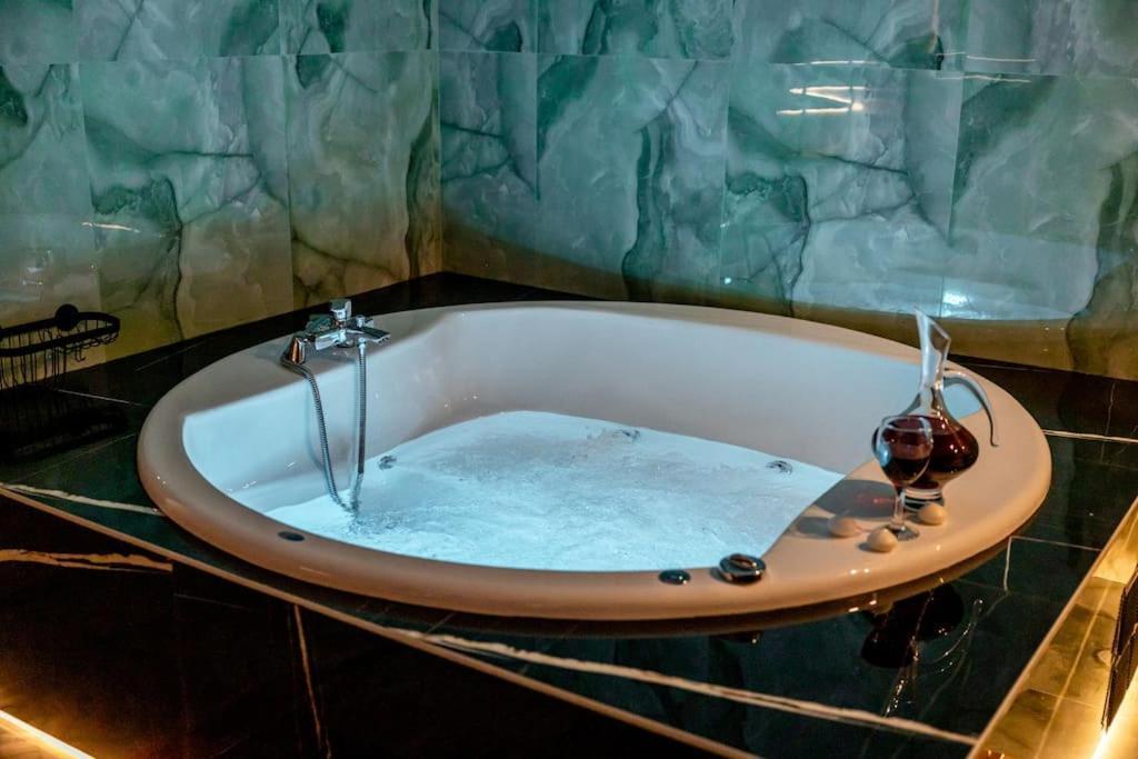 Smaragdi Luxury Jacuzzi Apartment Noho Premium Living Athen Exterior foto
