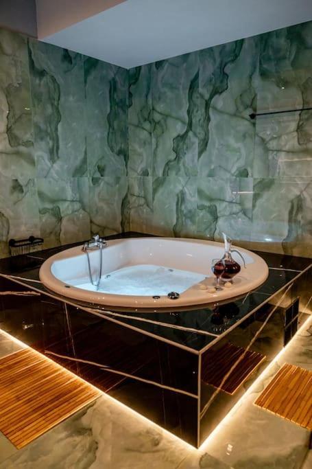 Smaragdi Luxury Jacuzzi Apartment Noho Premium Living Athen Exterior foto